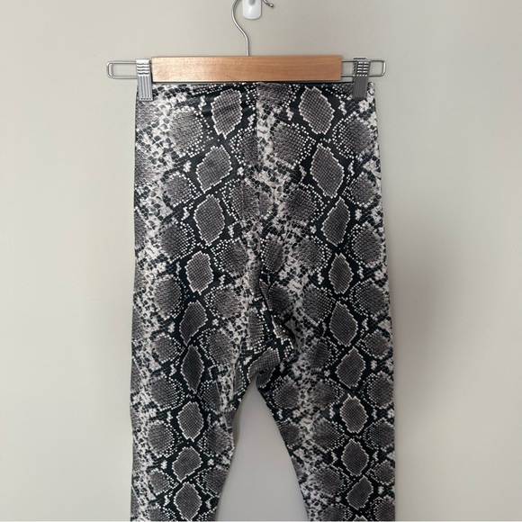 Women's Commando Faux Leather Animal Legging in Snakeskin Size Medium - Picture 5 of 6